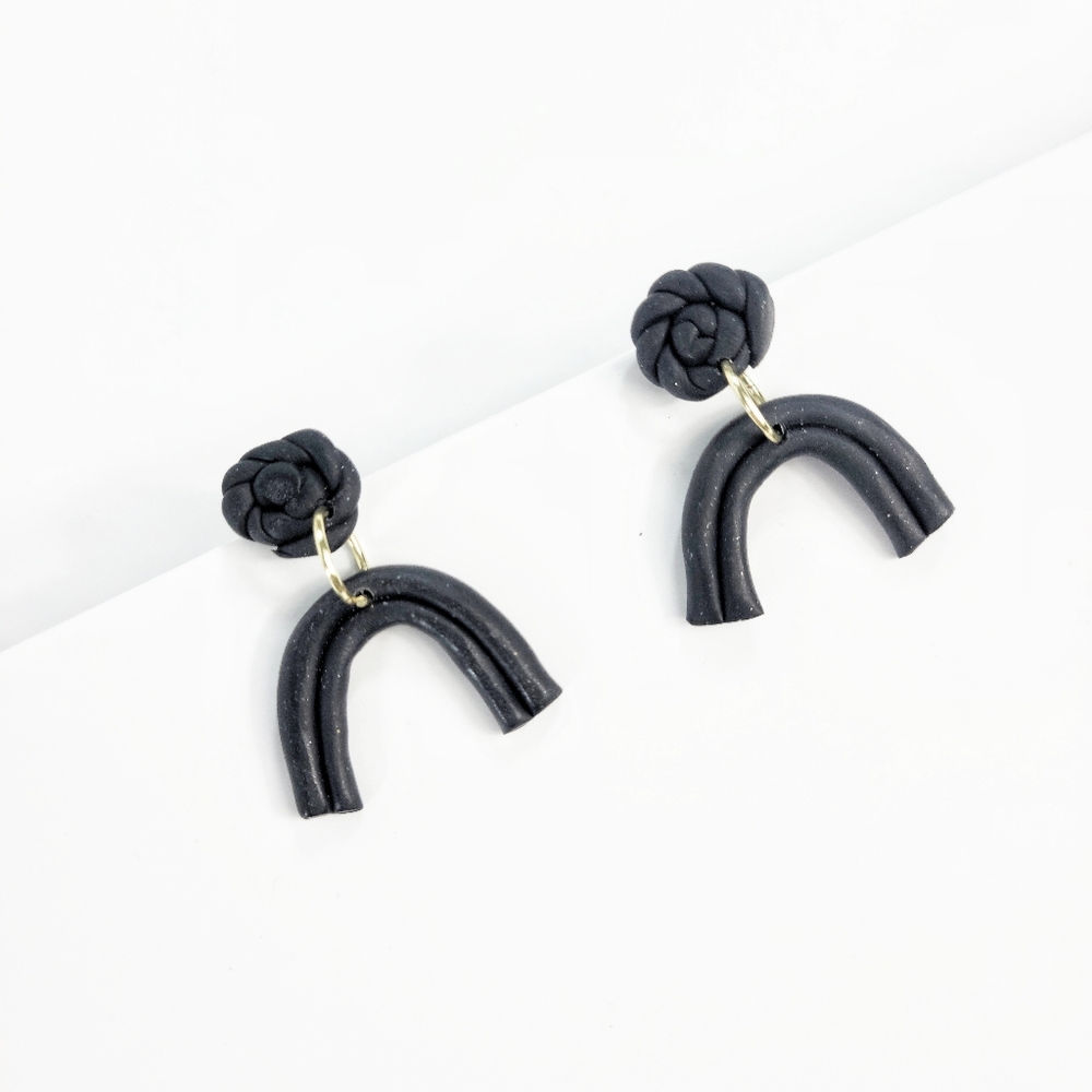 MATTE BLACK HORSESHOE EARRINGS